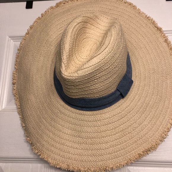 Straw hat with chambray band - Picture 4 of 4